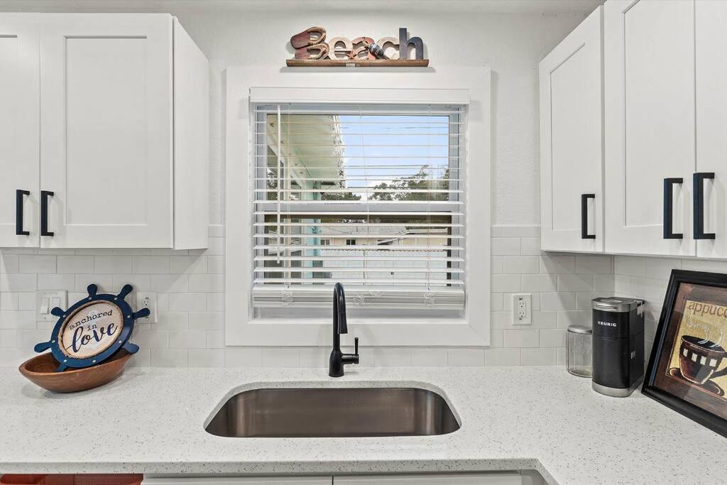 Quaint Gulfport Beach Bungalow St. Petersburg Exterior photo